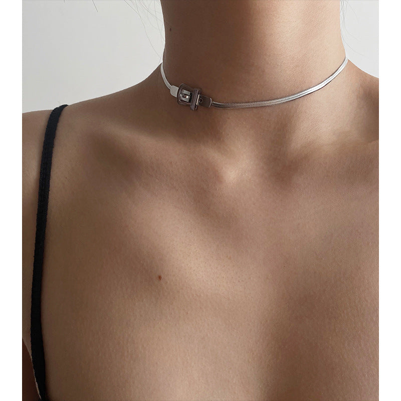 Collar con colgante de cadena de serpiente chapado en acero titanio, dulce y atrevido, para mujer, para la clavícula