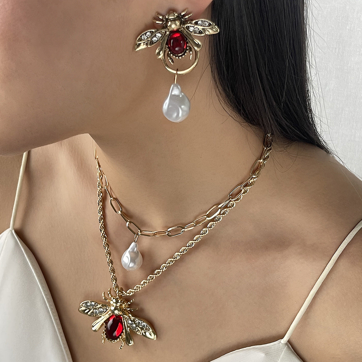 Pendientes de Aleación de Zinc con Forma de Insecto de Inspiración Vintage y Perlas Simuladas Colgantes para Mujer