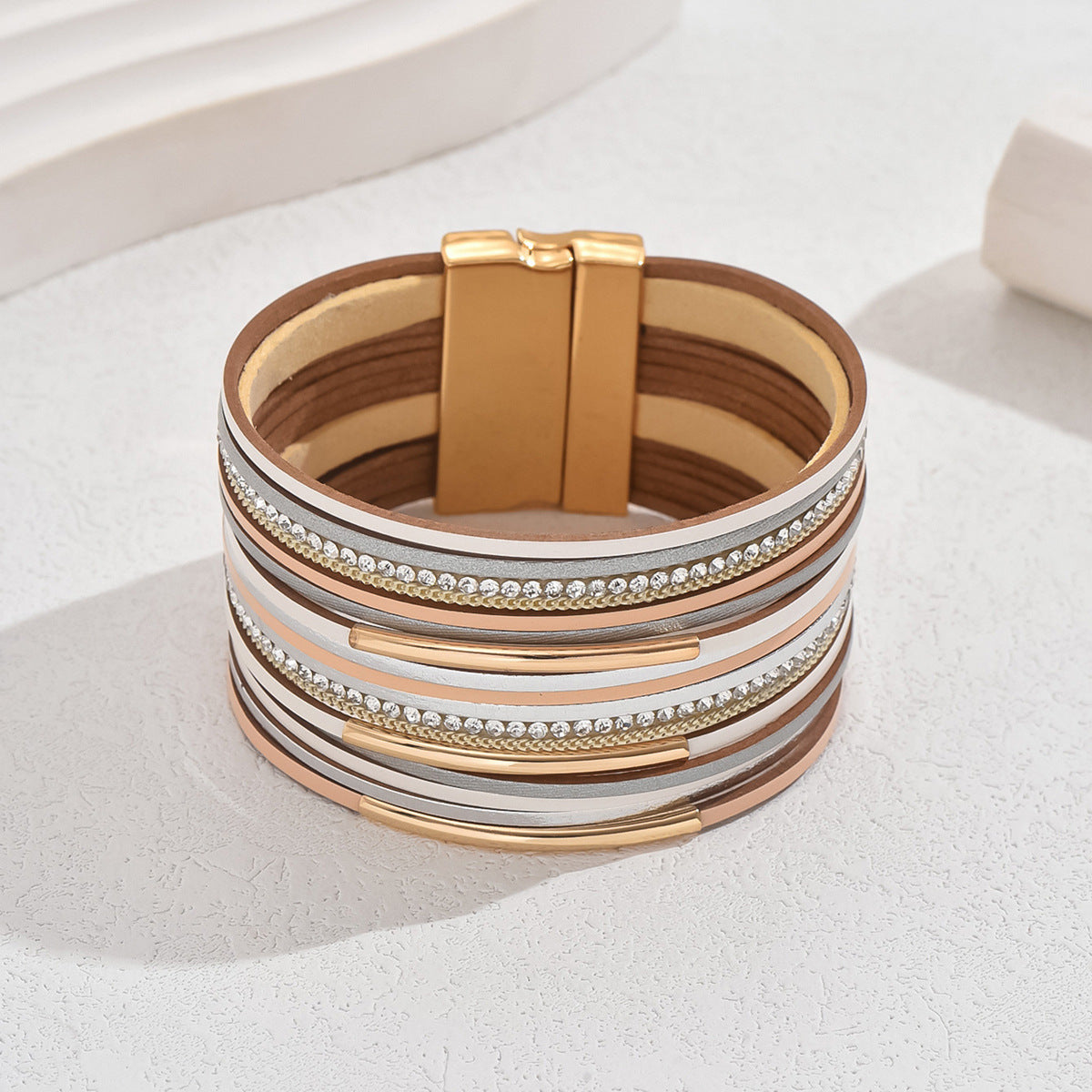 Elegante bracciale da donna in pelle geometrico, adatto all'ufficio, con intarsi di strass e dettagli in madreperla