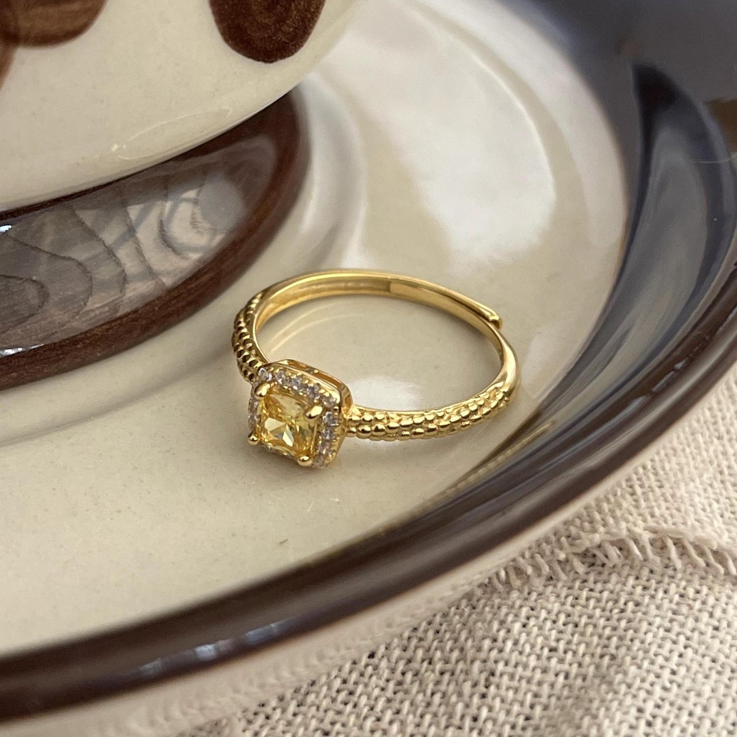 Anillo Minimalista de Plata de Ley 925 con Corazón, Geométrico a Rayas y Circonitas Cúbicas