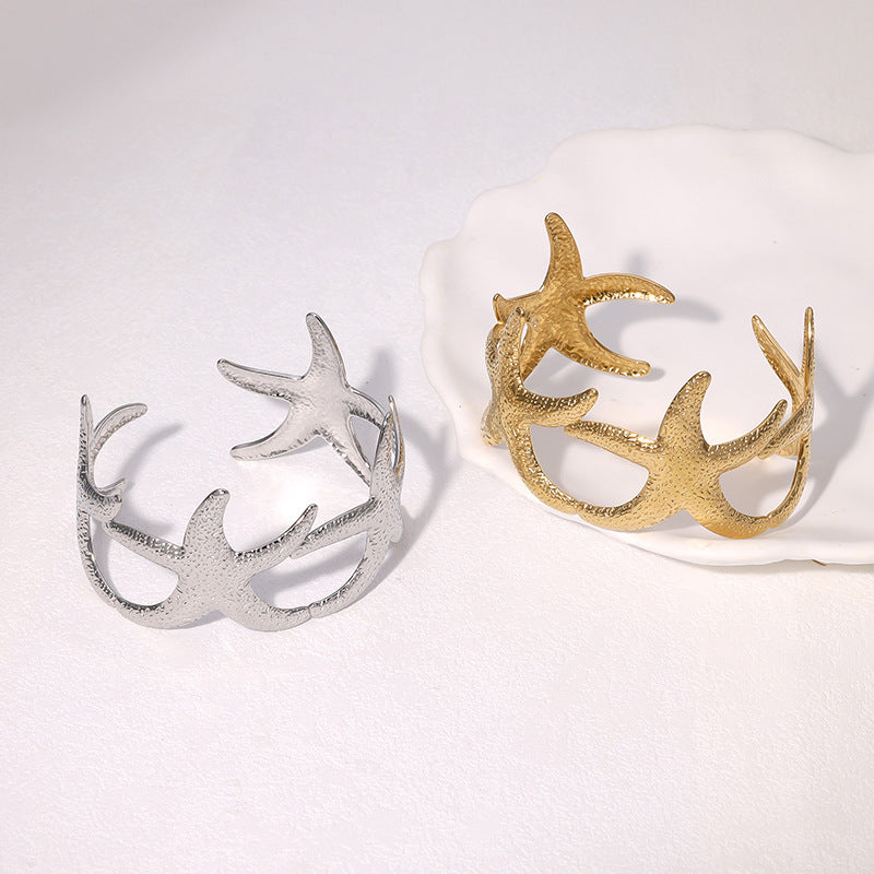 Bracciale a cerchio aperto minimalista con stella marina da donna in acciaio inossidabile placcato oro, elegante gioiello in titanio e acciaio