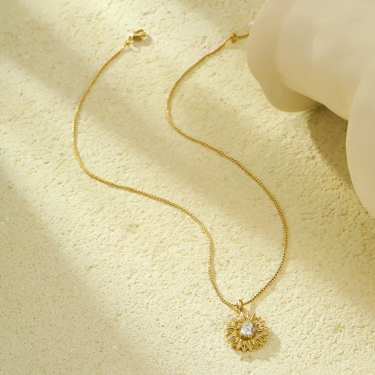 Elegante collar con colgante de girasol de acero inoxidable para mujer con incrustaciones de diamantes de imitación y baño de oro en cadena de serpiente
