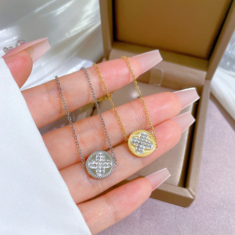 Bracciale da donna in acciaio al titanio placcato oro a forma di quadrifoglio stile vintage con strass intarsiati