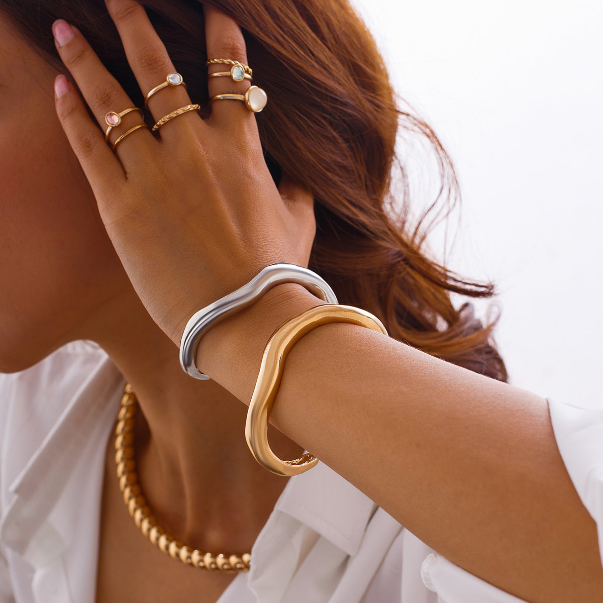 Collana Girocollo Minimalista in Lega Geometrica da Donna con Superficie Liscia Lucida e Design Asimmetrico a Filo