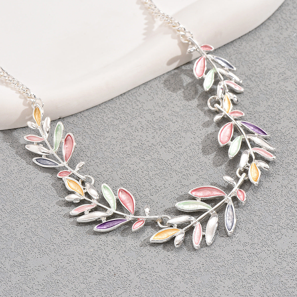 Fashionable Olive Green Leaf Pendant Necklace for Women with Alloy Pendant and Enamel Finish on Adjustable Long Chain