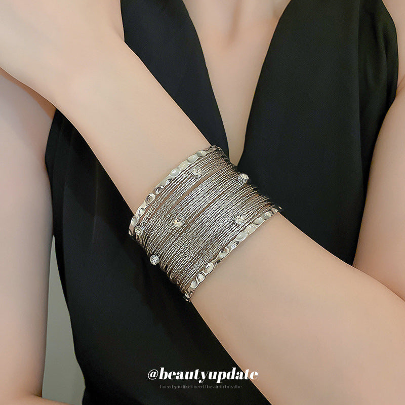 Elegante bracciale multistrato intagliato da donna con finitura in lega placcata, design geometrico, alla moda, per tutti i giorni