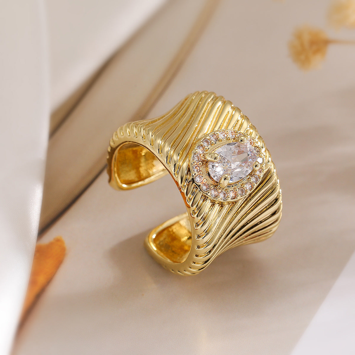 Anello Aperto Geometrico Minimalista da Donna in Ottone con Placcatura in Oro Vero e Intarsio in Zircone