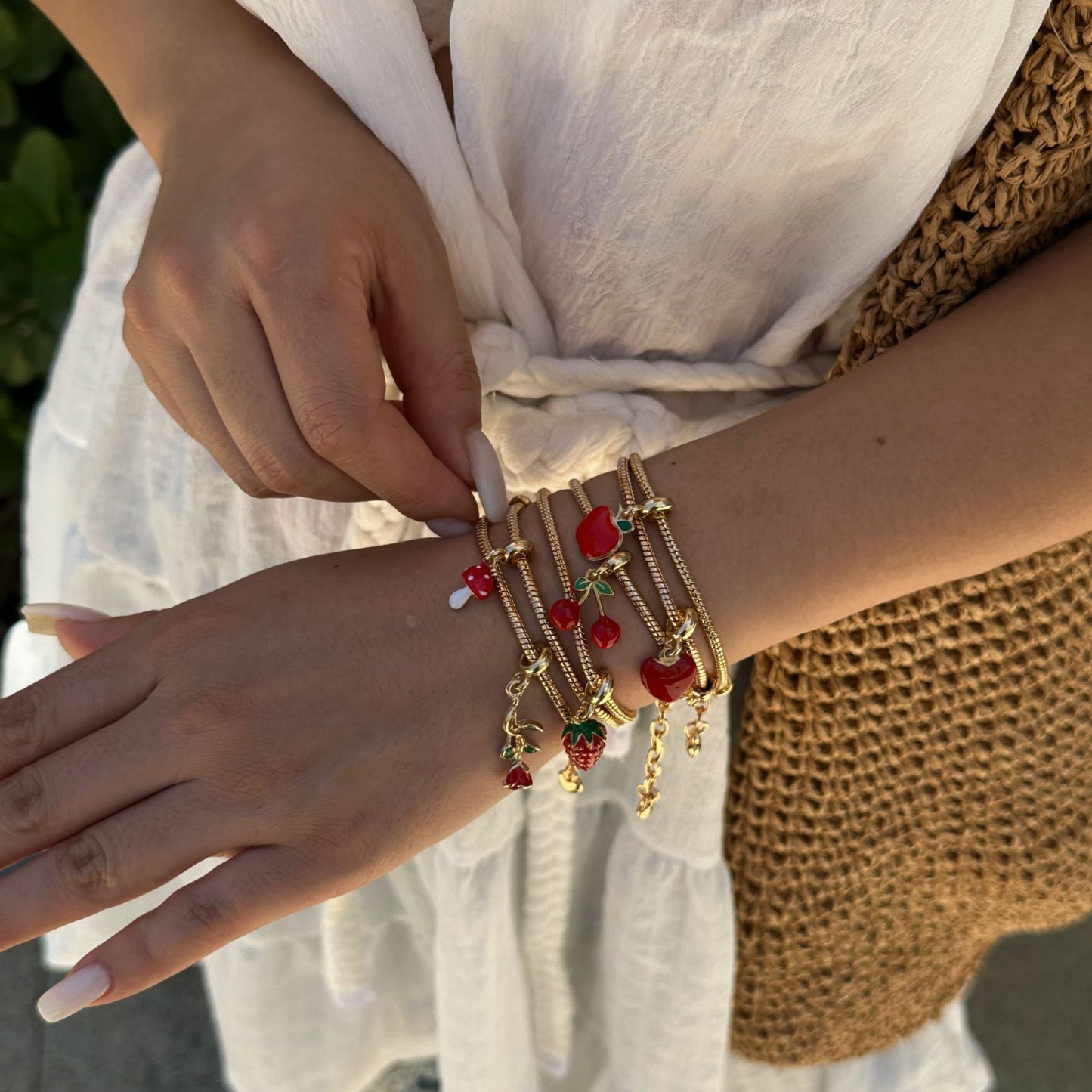 Bracciale da donna in acciaio inossidabile con ciondolo a goccia di olio colorato ed elegante a forma di frutta
