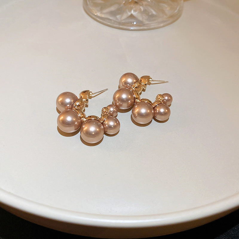Elegantes pendientes florales de perlas con postes de plata chapados en oro para mujer