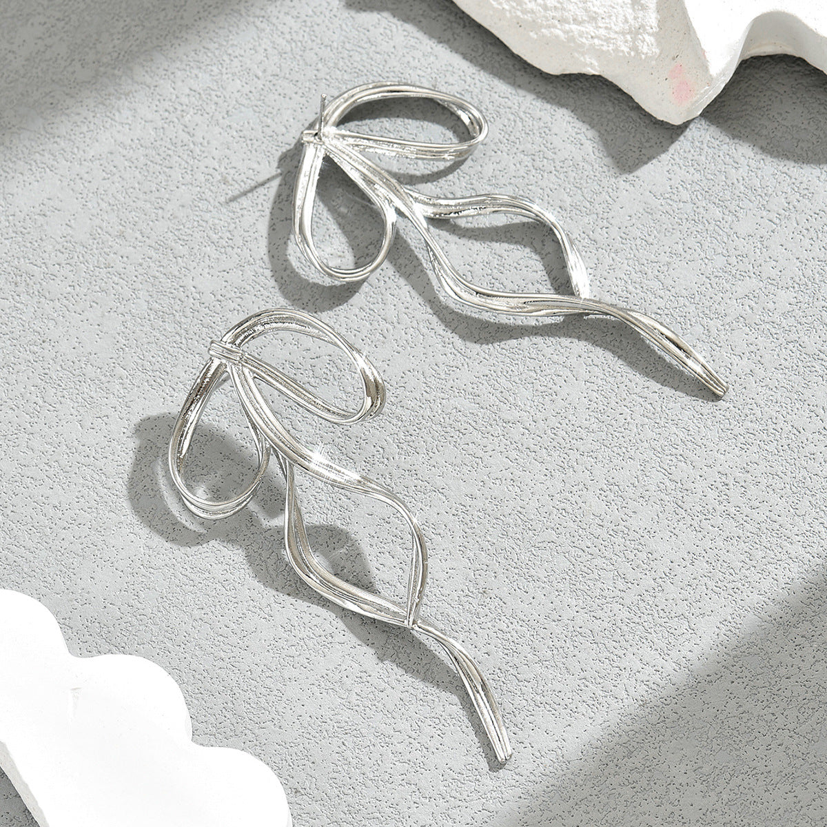 Pendientes de aleación con forma de lazo estilo dulce bosque con acabado chapado para mujer