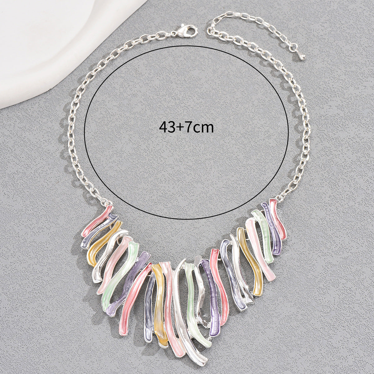 Collana con Pendente Geometrico Minimalista con Finitura Smaltata da Donna, Pendente in Lega a Forma di U Irregolare e a Diamante su Catena Standard