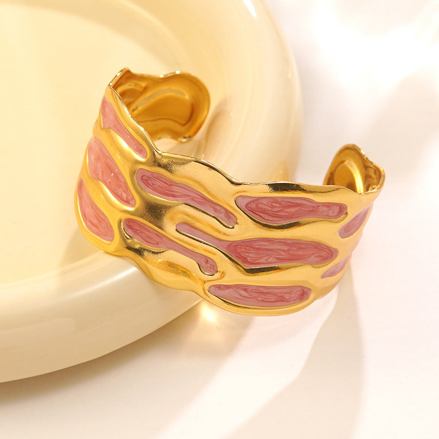 Elegante Pulsera Abierta de Lujo Floral con Esmalte de Aceite de Acero Inoxidable y Titanio con Cereza