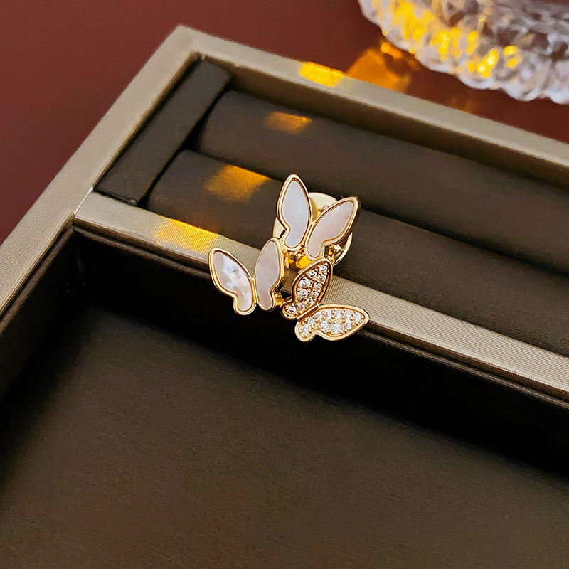 Vintage Style Animal Brooch in Alloy with Gold Plating for Women, Heart and Bowknot Shape, Lightweight Luxury Fashion Accessory