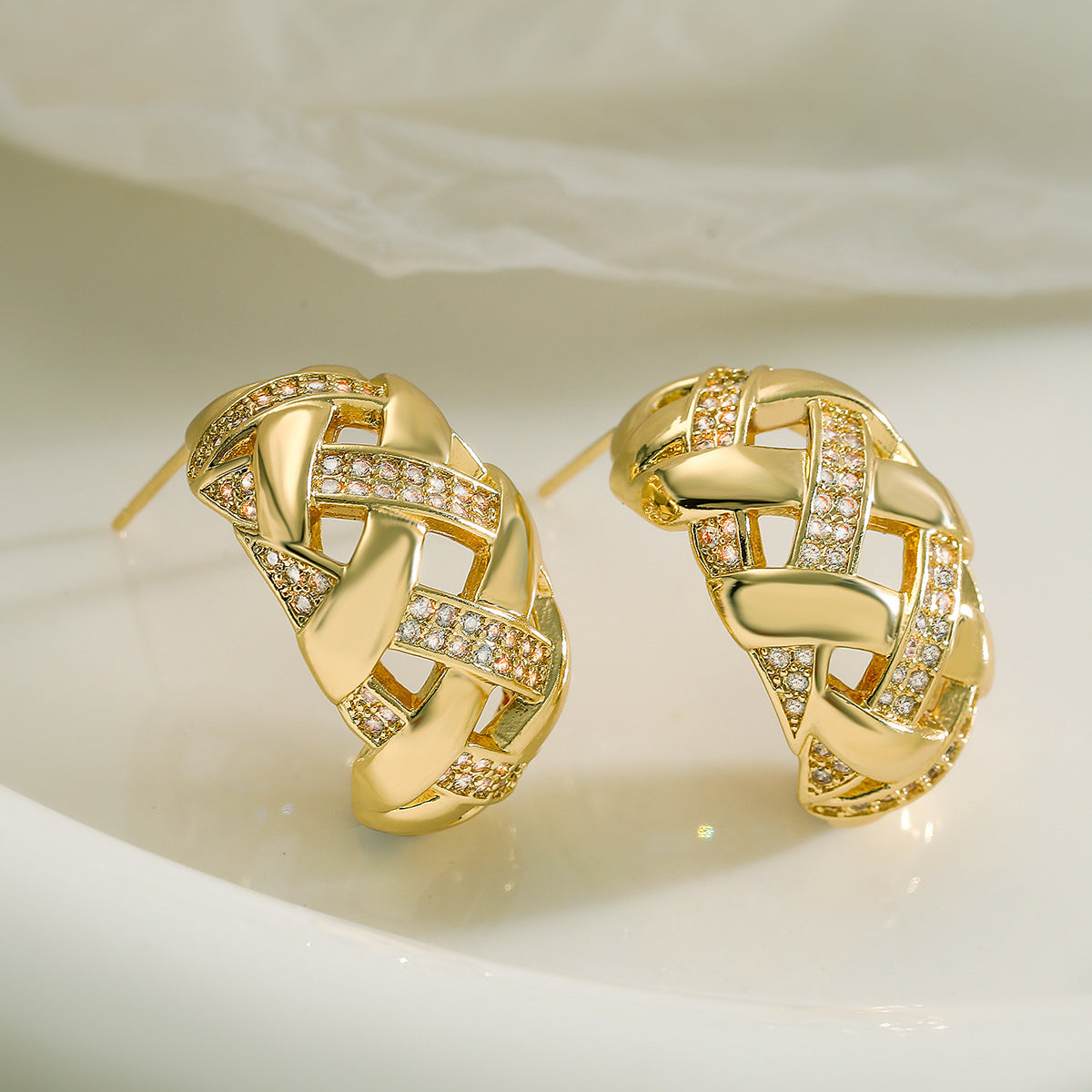 Orecchini a perno geometrici minimalisti in rame con placcatura in oro 18 carati e intarsio di zirconi per donna