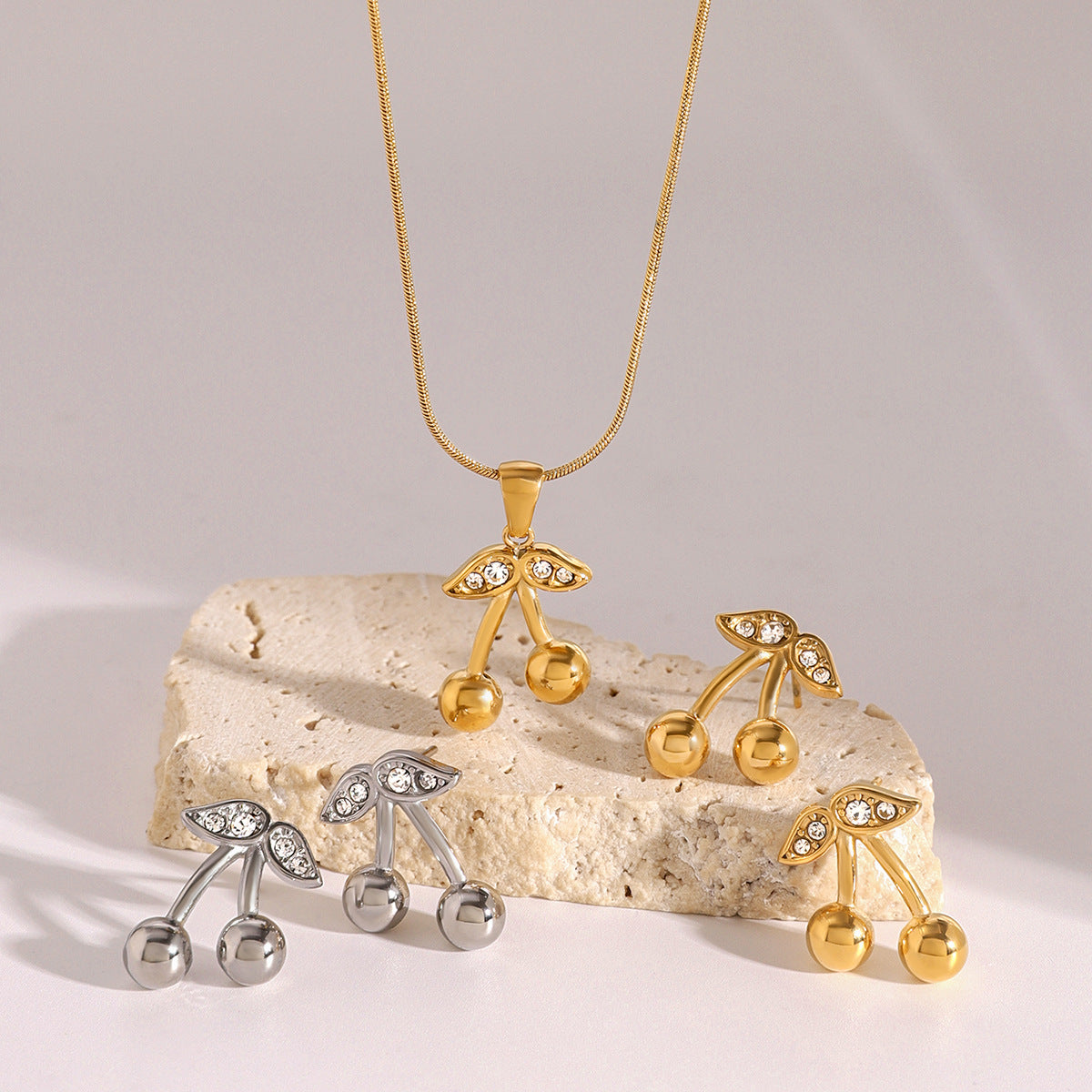 Collar con Colgante de Acero Inoxidable con Forma de Cereza, Incrustaciones de Diamantes de Imitación y Acabado Chapado para Mujer