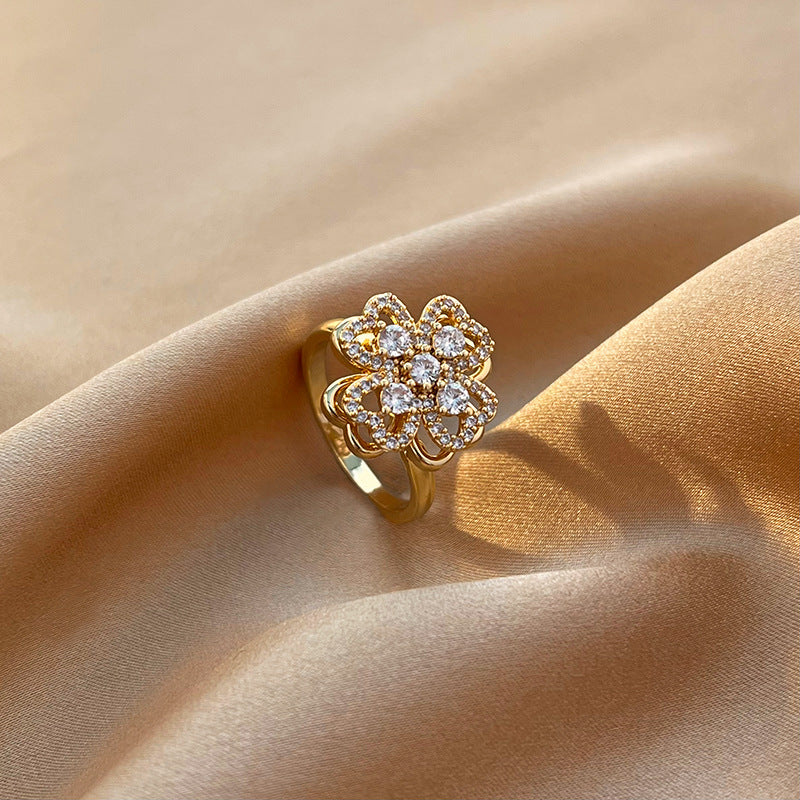 Anello Minimalista a Trifoglio in Rame con Intarsio di Strass e Finitura Placcata per Uomo e Donna