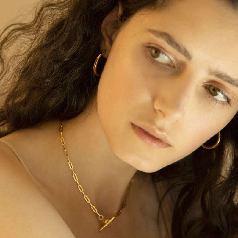 Collar con colgante rectangular minimalista de acero inoxidable con baño de oro para mujer