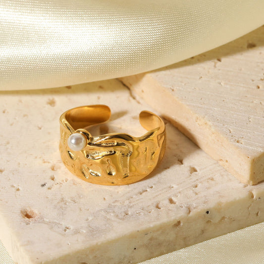 Anillo minimalista de lava geométrica con perla en acero inoxidable con baño al vacío de oro de 18K, banda abierta ajustable