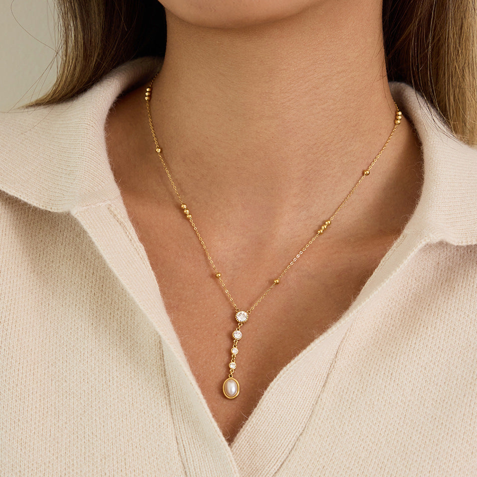 Collar con colgante de triángulo geométrico minimalista de acero de titanio chapado en oro de 18 quilates para mujer