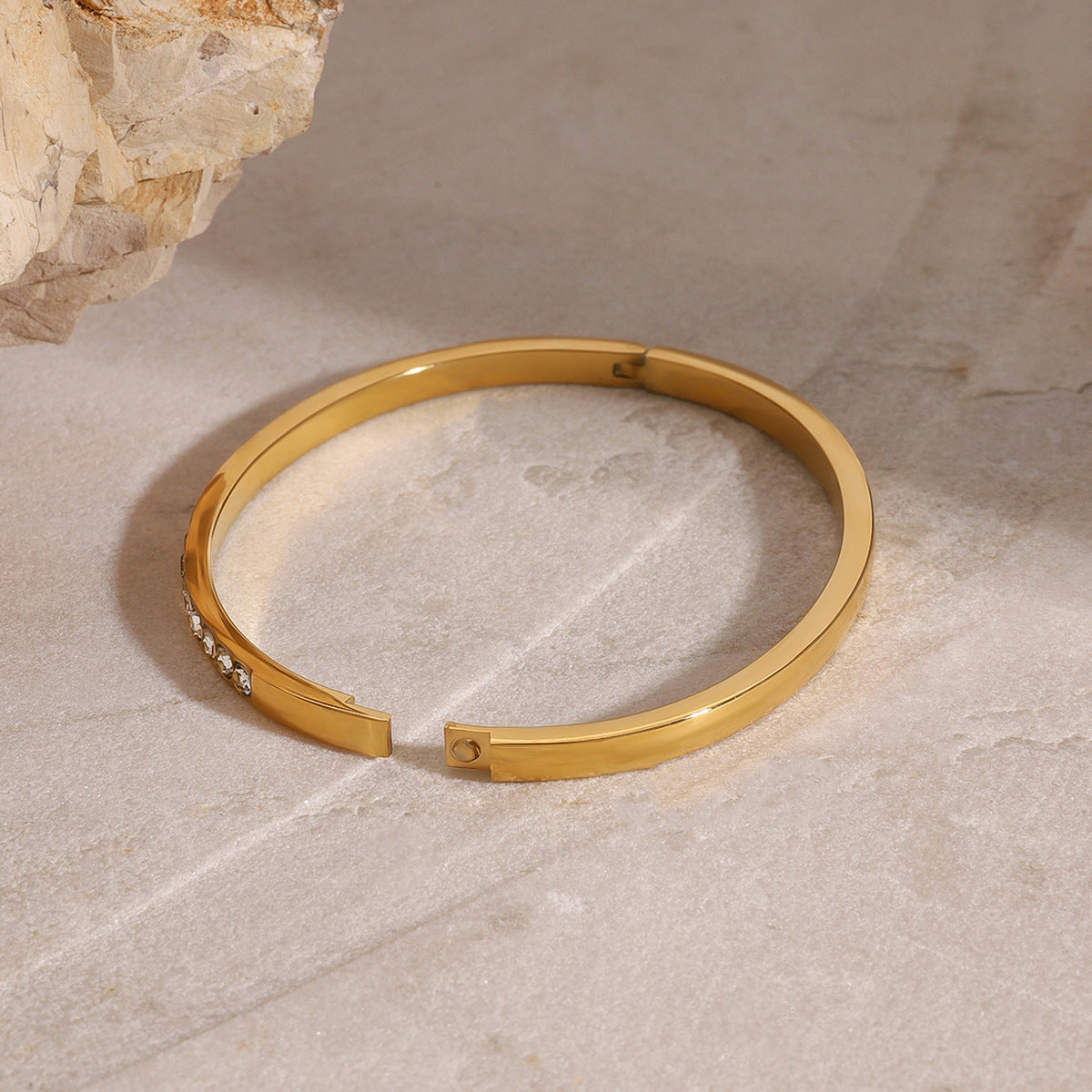 Bracciale rigido in acciaio inossidabile con strass geometrici minimalisti e finitura placcata per donna