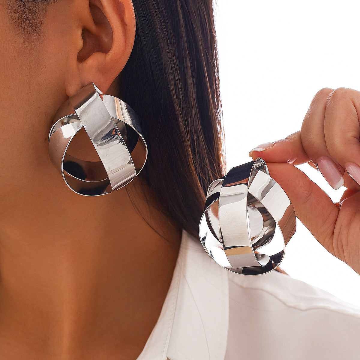 Aretes de tuerca para mujer, de metal pulido, con franjas irregulares y geométricas, con baño de oro.