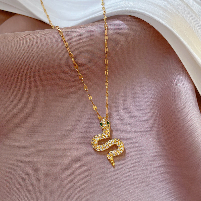 Collar con colgante de serpiente de ojo verde para mujer, de acero de titanio con diamantes de imitación, cadena geométrica
