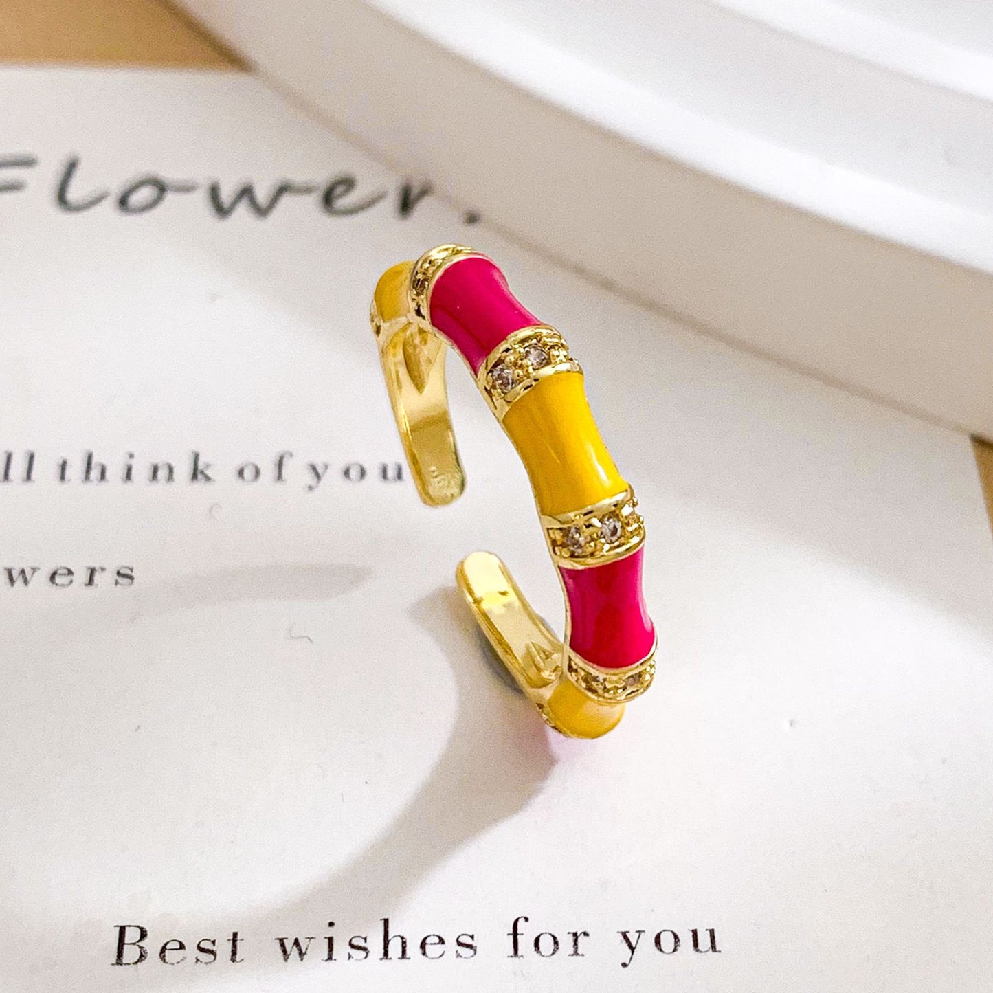 Anello da donna regolabile Sweet Luxury placcato oro con smalto design bambù