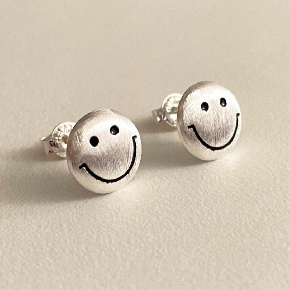 Pendientes Minimalistas de Cara Sonriente en Plata de Ley 925 con Acabado Cepillado y Acento Geométrico