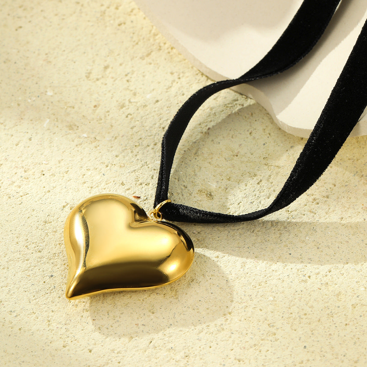 Collana con ciondolo a cuore vintage in acciaio inossidabile placcato oro 18 carati con cordino cerato da donna