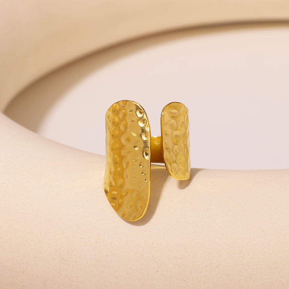 Geometric Oval Hammered Stainless Steel Ring with 18K Gold Plating for Unisex Wear