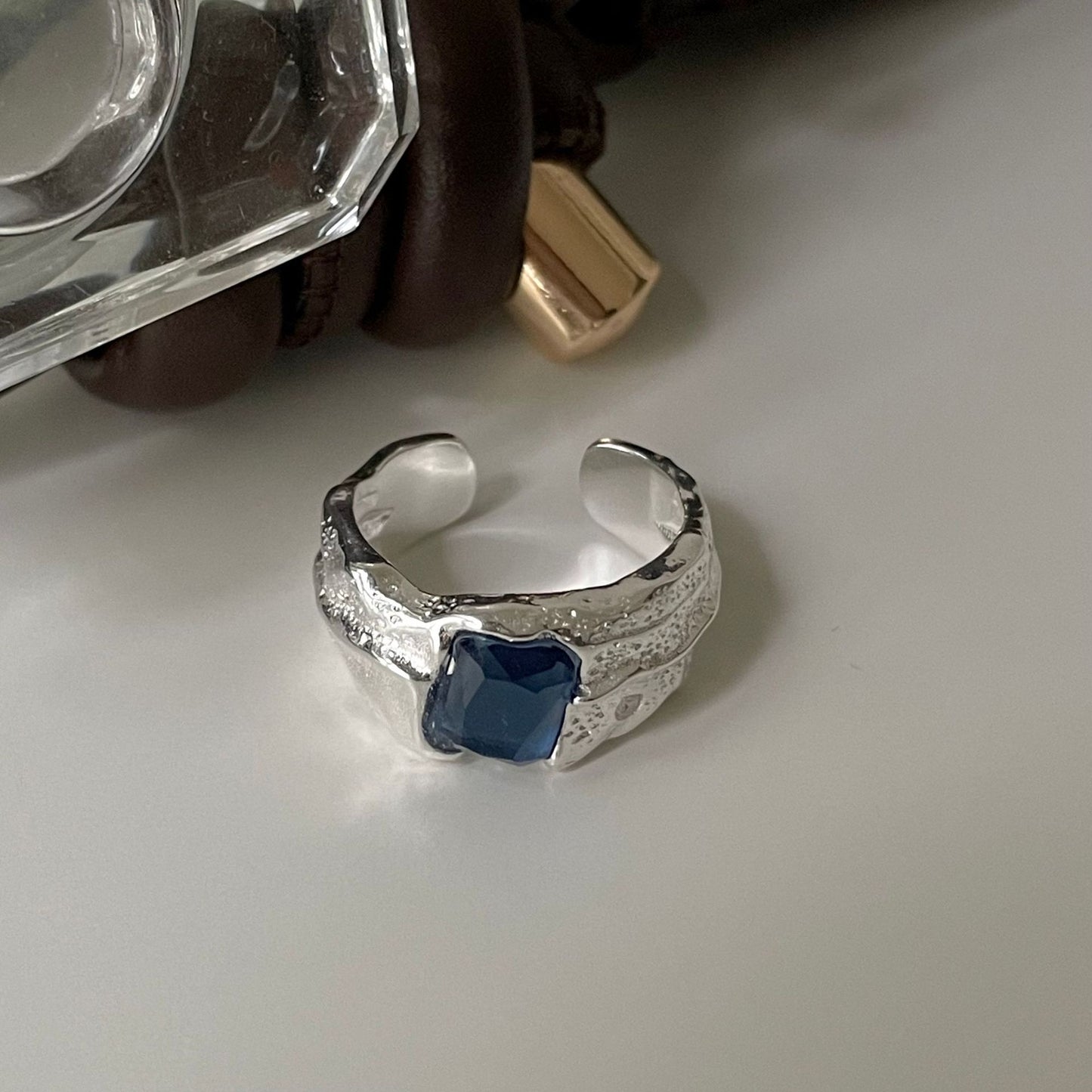 Anillo Minimalista de Plata de Ley 925 con Baño Geométrico y Textura de Zafiro Azul