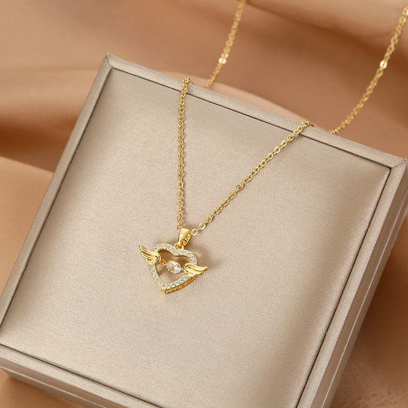 Affascinante Collana con Ciondolo a Cuore d'Angelo da Donna in Acciaio al Titanio con Intarsio di Strass su Catena a O Design Elegante Minimalista
