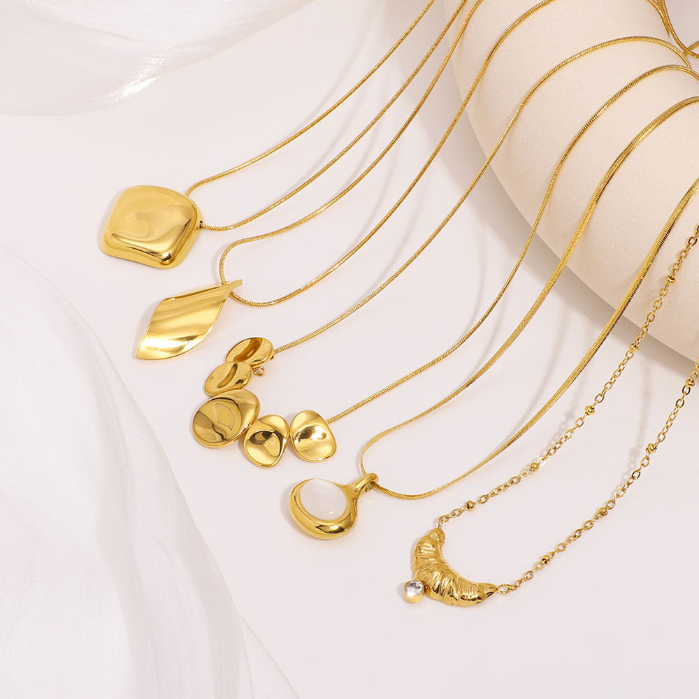 Collana Minimalista con Ciondolo Geometrico in Acciaio al Titanio con Placcatura in Oro 18K su Catena O per Donna
