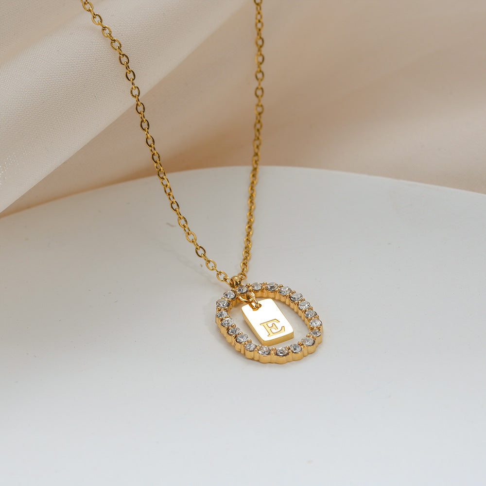 Collana da donna a maglione versatile in acciaio inossidabile ovale minimalista con lettera, placcata oro, con catena a maglie, con strass micro-pavé