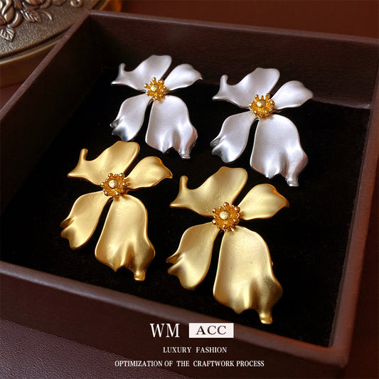 Pendientes de tachuela florales vintage franceses en cobre con postes de acero chapado para mujer