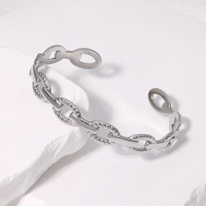 Brazalete geométrico de acero inoxidable con acabado de acero de titanio, galvanizado para una elegancia que no se desvanece, accesorio diario moderno y sofisticado