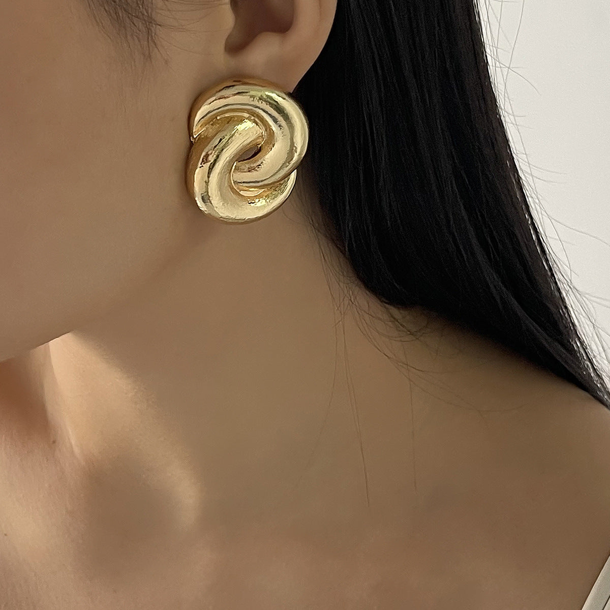Aretes de tuerca con diseño geométrico de espiral minimalista de aleación con acabado enchapado para mujer