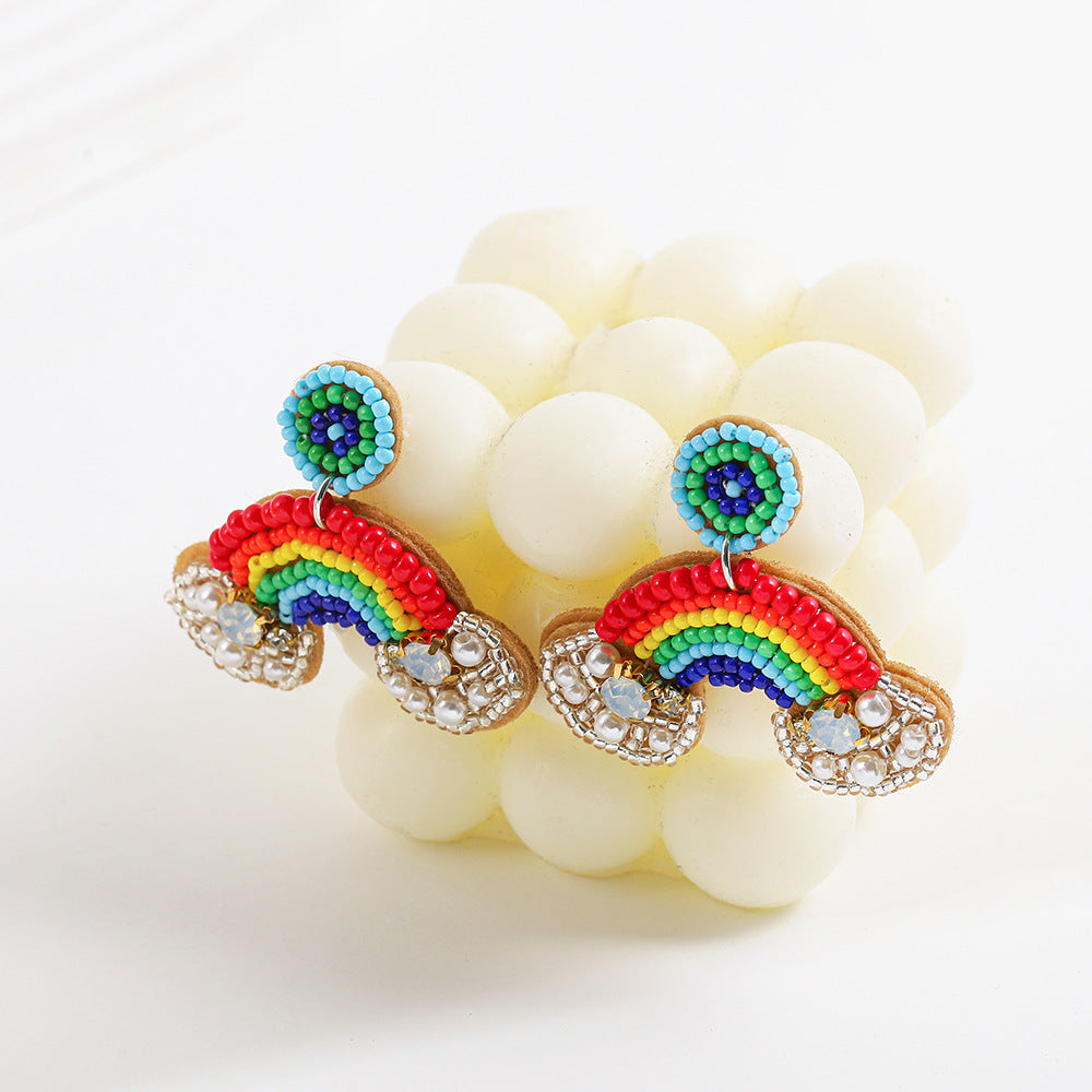 Orecchini a perno unisex in acciaio inossidabile con nuvola arcobaleno intrecciata a mano e perle, gioielli da festa