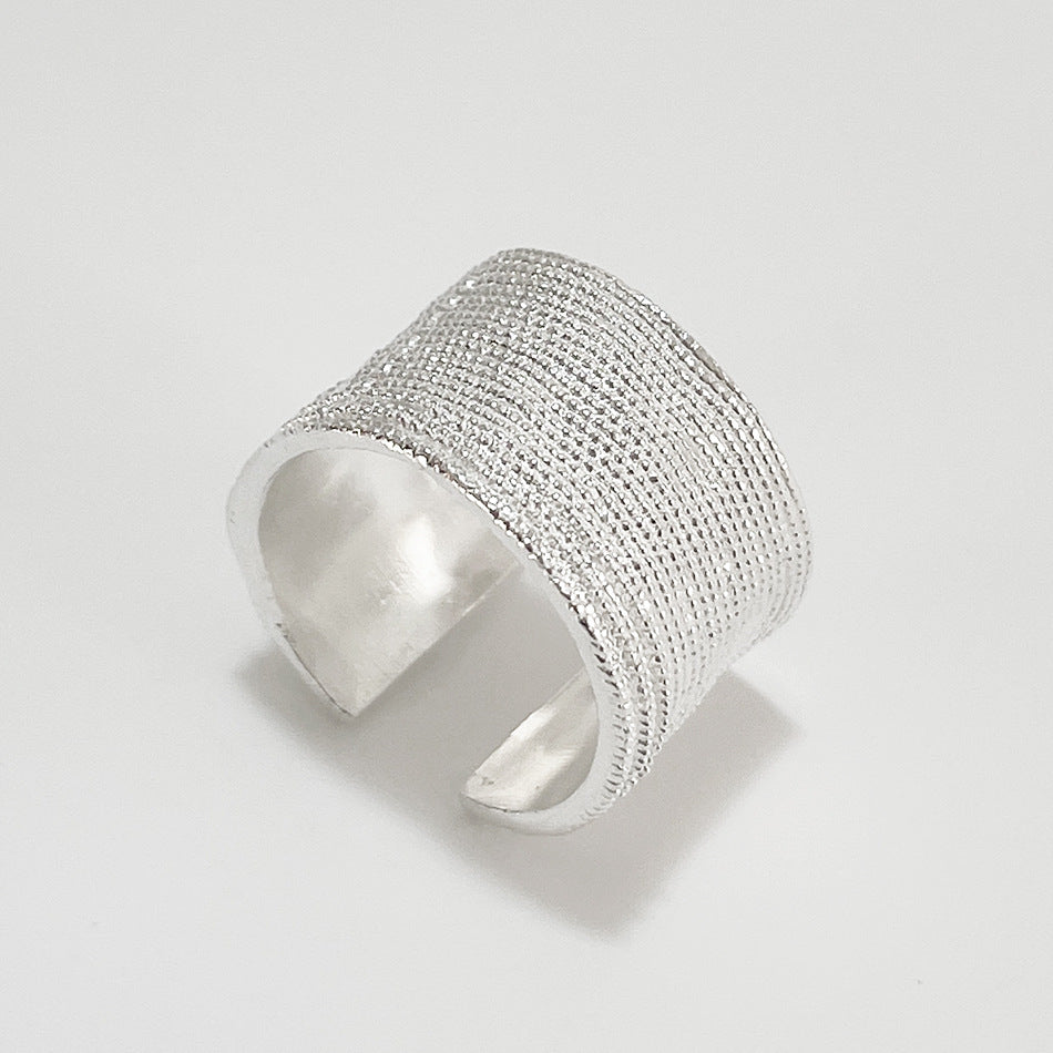 Anillo de plata de ley 925 con textura irregular bohemia y diseño de superficie elevada y hundida para mujer