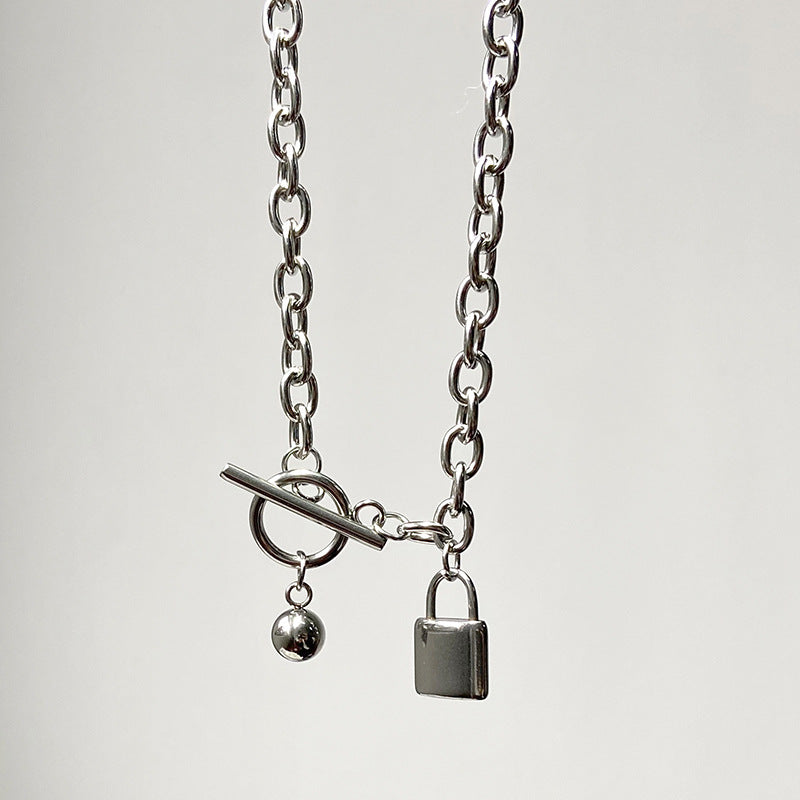 Collar con colgante de candado geométrico de acero de titanio para hombre y mujer con diseño de cadena cruzada