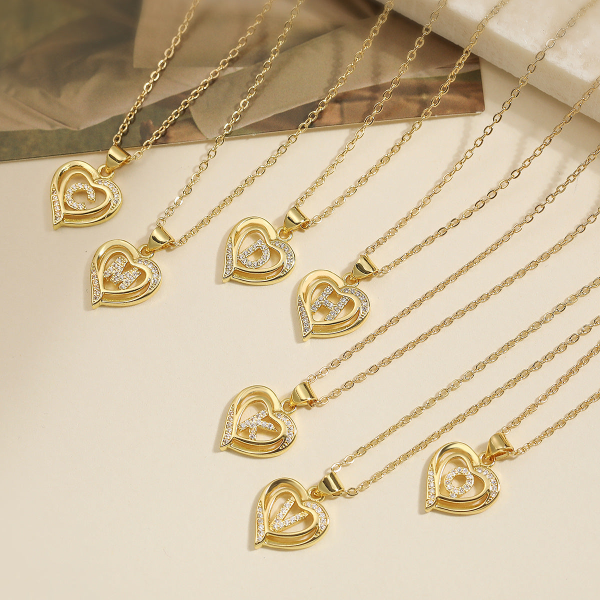 Collana con Pendente Minimalista in Rame, Placcatura in Oro 18K e Dettagli in Zircone a Forma di Cuore e Lettera per Donne