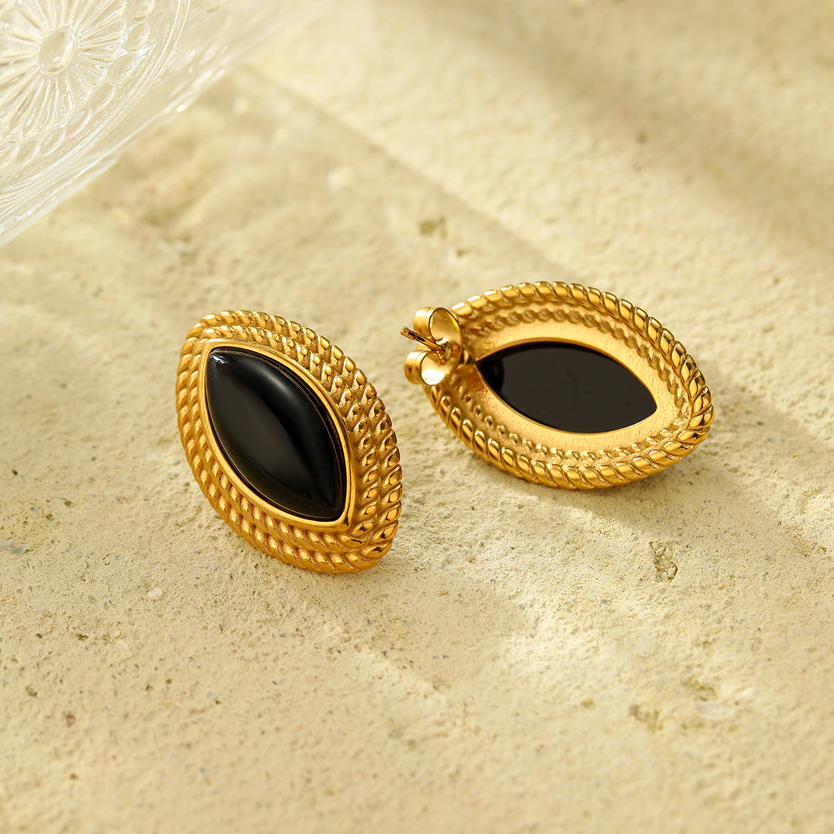 Orecchini da donna in acciaio al titanio con onice nero a forma di navette, minimalisti ed eleganti, con finitura placcata