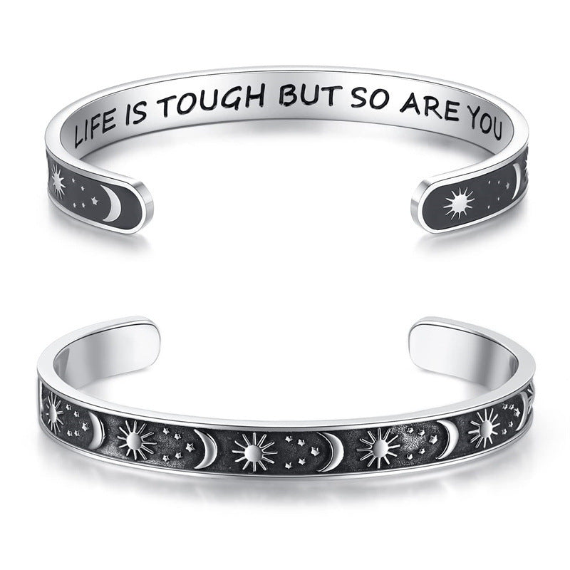 Pulsera Minimalista de Acero Inoxidable Grabada con Láser, con Diseño C, Motivo de Sol, Luna y Estrellas y Texto Inspirador en Inglés