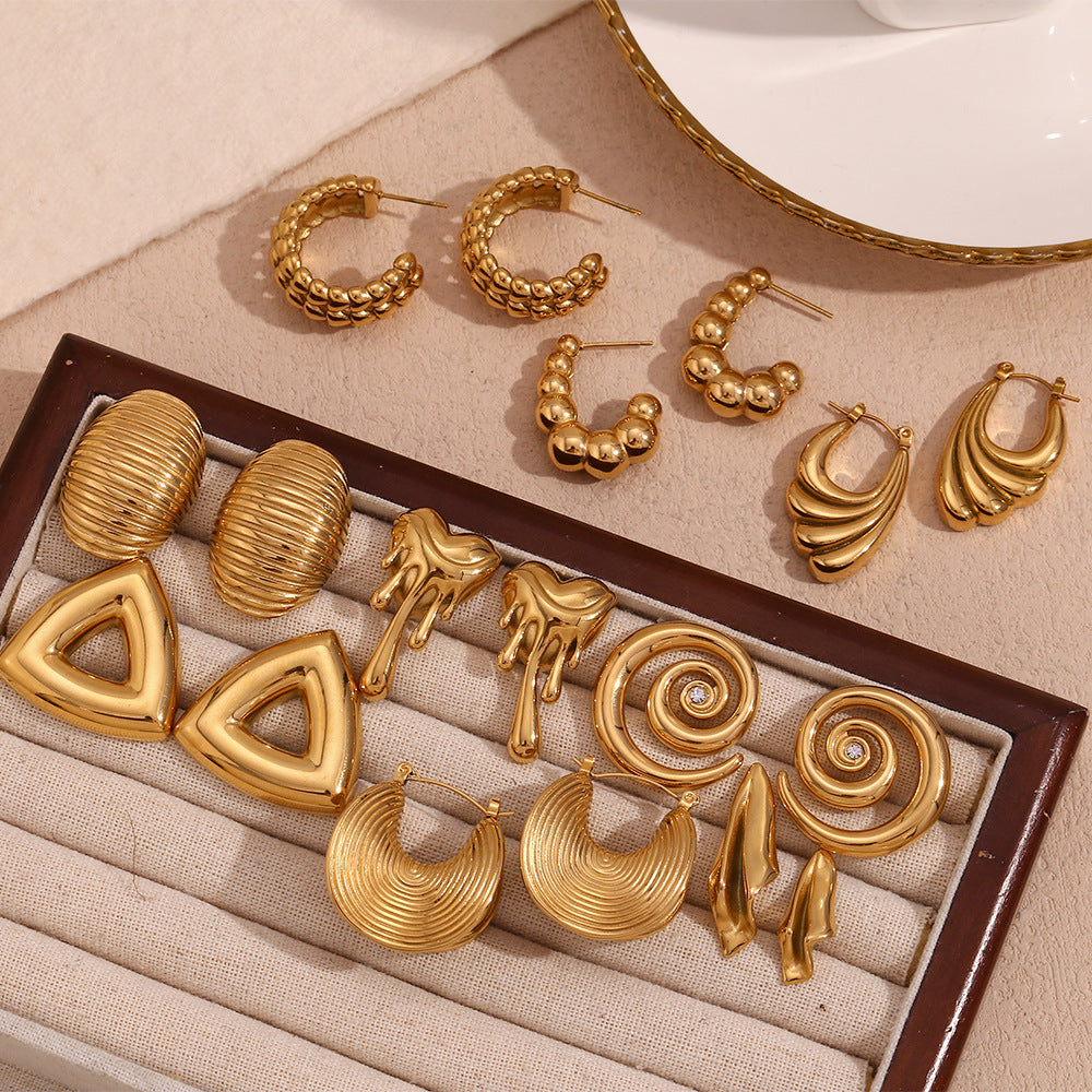 Orecchini da donna in acciaio inossidabile a forma di cuore cavo stile vintage placcati oro 18 carati