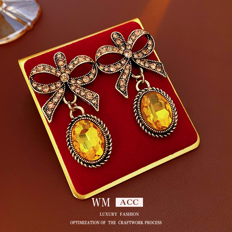 Vintage Bow-Shaped Alloy Stud Earrings with Rhinestone Inlay for Women, Geometric and Elegant Court-Inspired Design