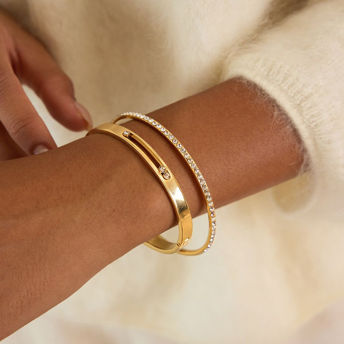 Pulsera minimalista ajustable de acero titanio chapado en oro con detalles de circonitas blancas para mujer