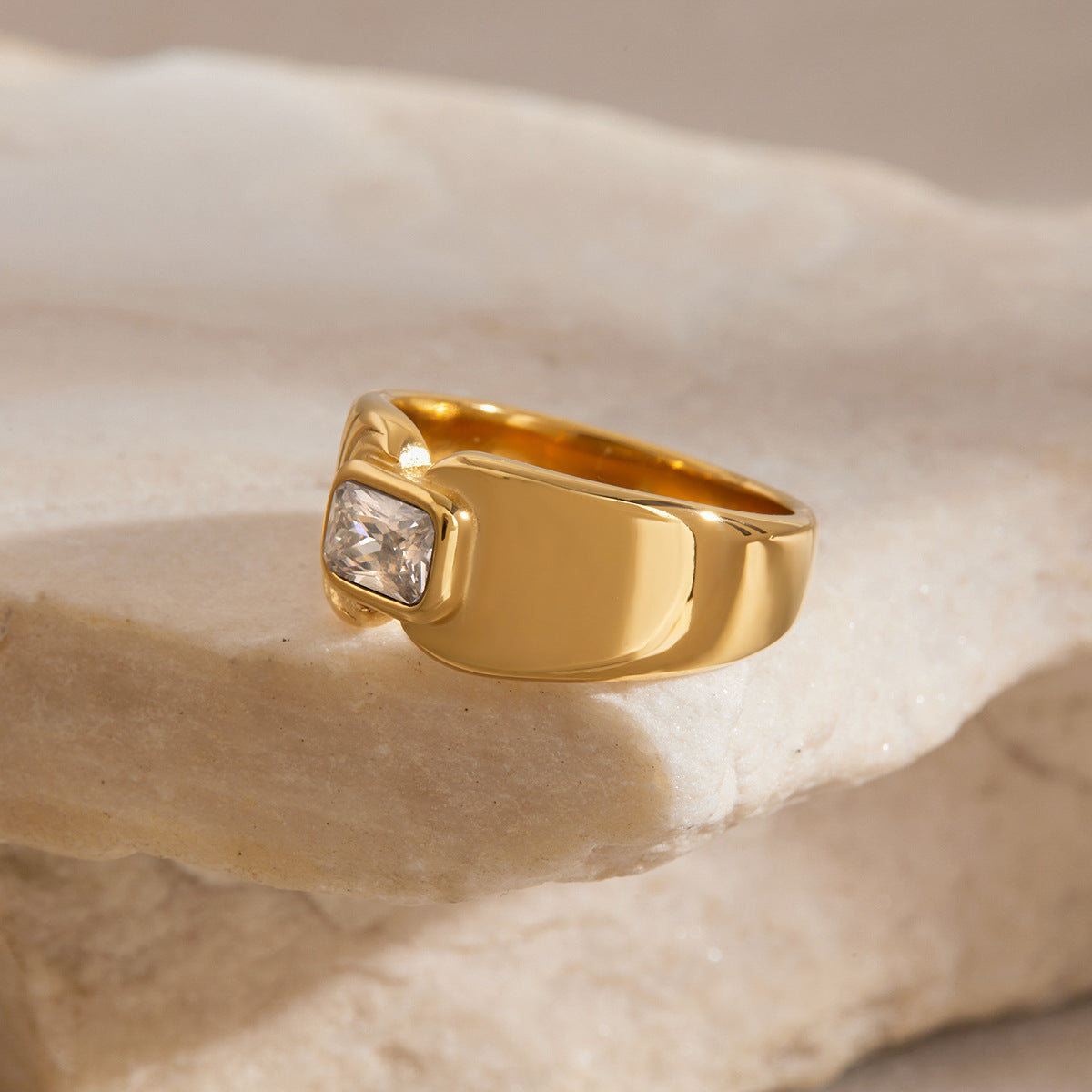 Anello Geometrico da Donna in Acciaio Inox Placcato con Intarsio di Zirconi, Accessorio di Moda Minimalista