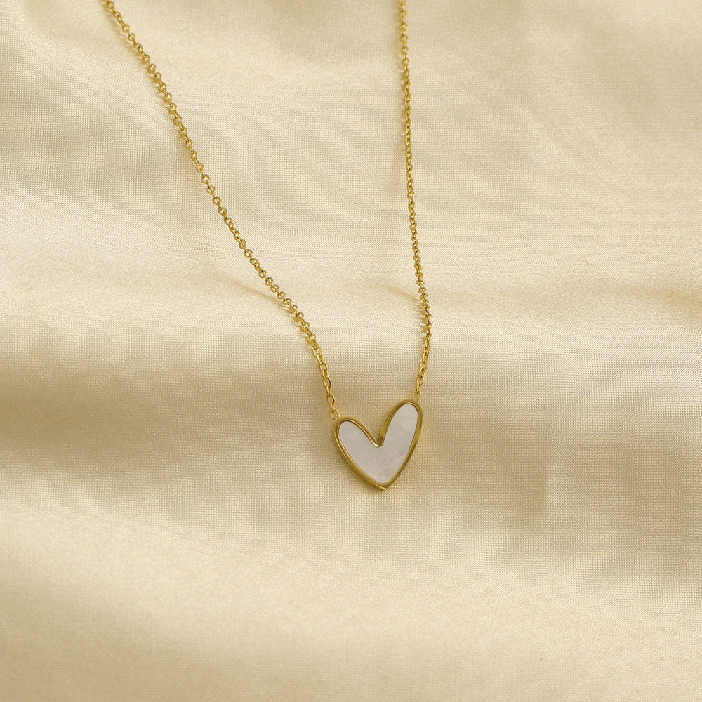 Collar con colgante minimalista de acero inoxidable en forma de corazón para mujer con acabado chapado, cadena hasta la clavícula