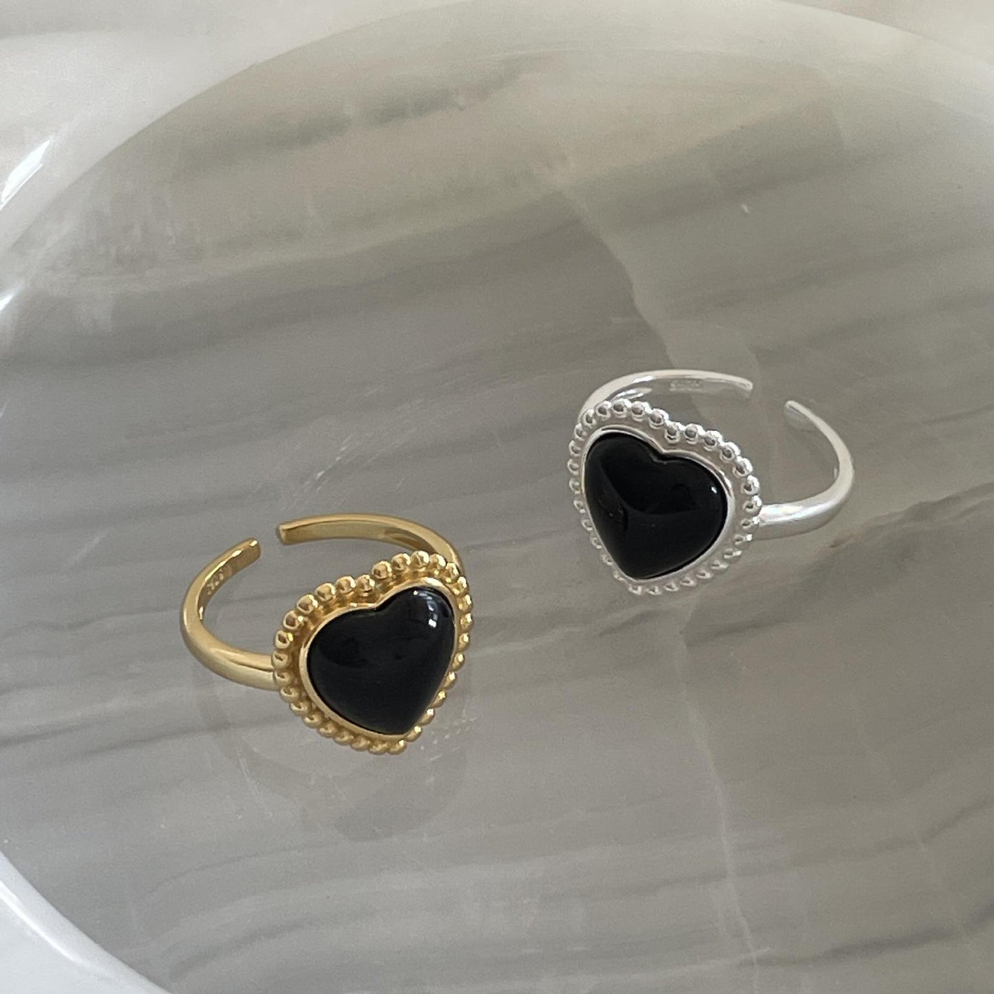Anello a Cuore Minimalista in Argento Sterling S925 con Intarsio in Agata Nera e Rivestimento in Resina da Donna