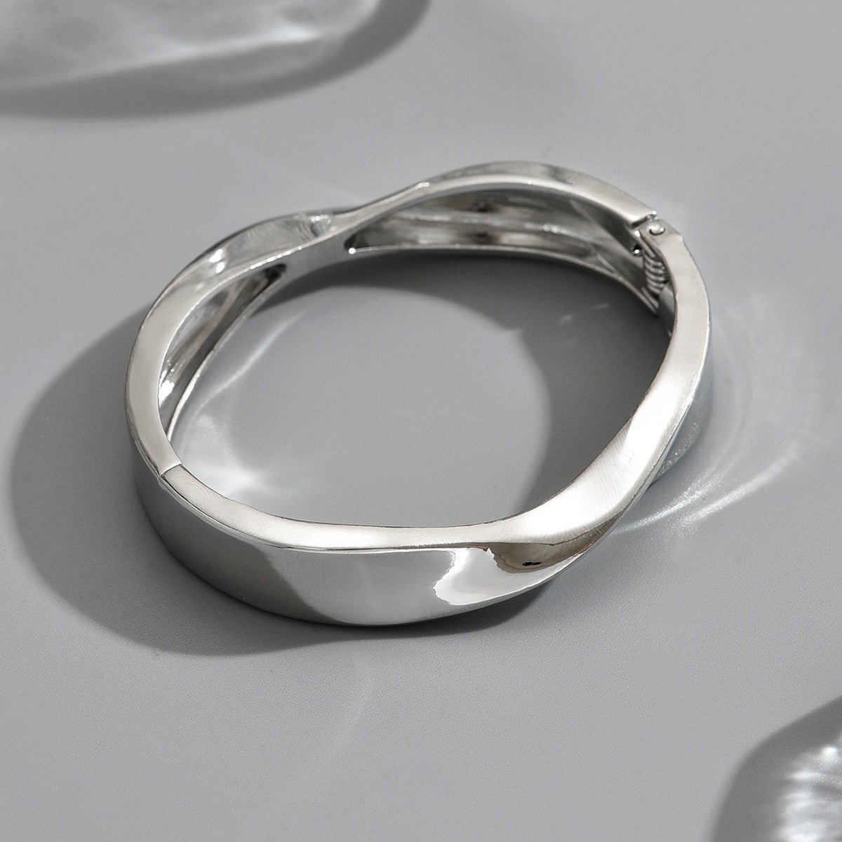 Conjunto de pulsera y anillo geométricos de moda en aleación de zinc con acabado chapado para un estilo versátil